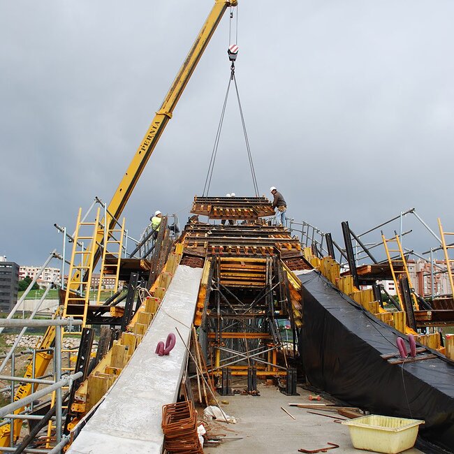 Colocación de los arcos durante la construcción del puente de Las Llamas