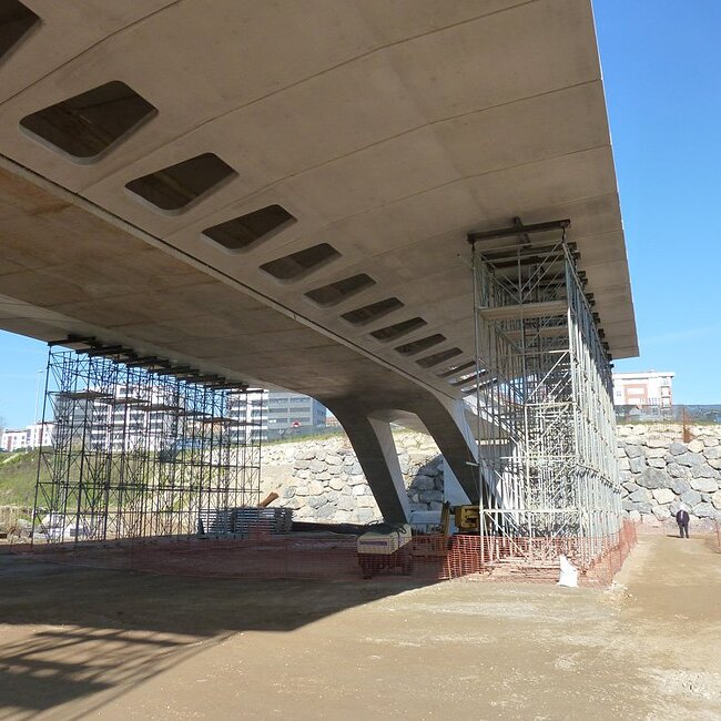 Vista inferior de los trabajos de construcción del puente de Las Llamas