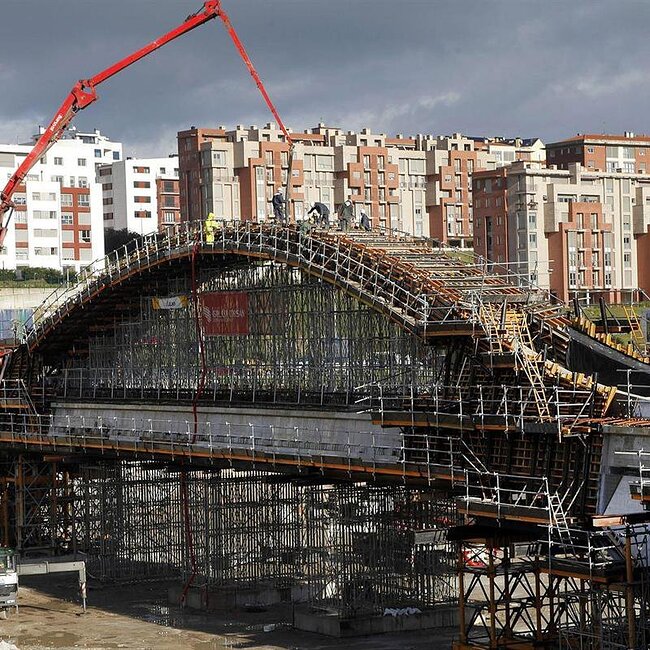 Obras de construcción de la estructura del puente de Las Llamas