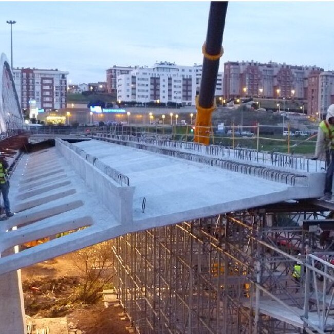 Colocación de los jabalcones del puente de Las Llamas