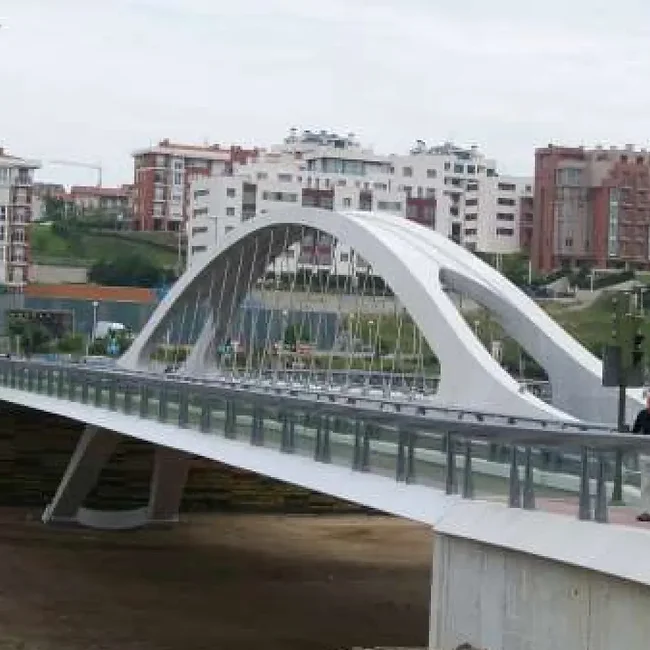 Vista lateral del puente Juan José Arenas en Las Llamas