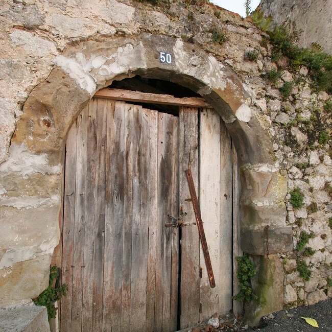 Puerta principal del antiguo Hospital de Peregrinos de la Vera Cruz